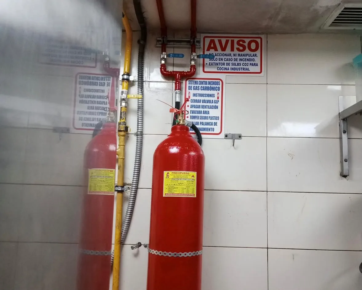 Dos cilindros CO₂ con tuberías en cocina